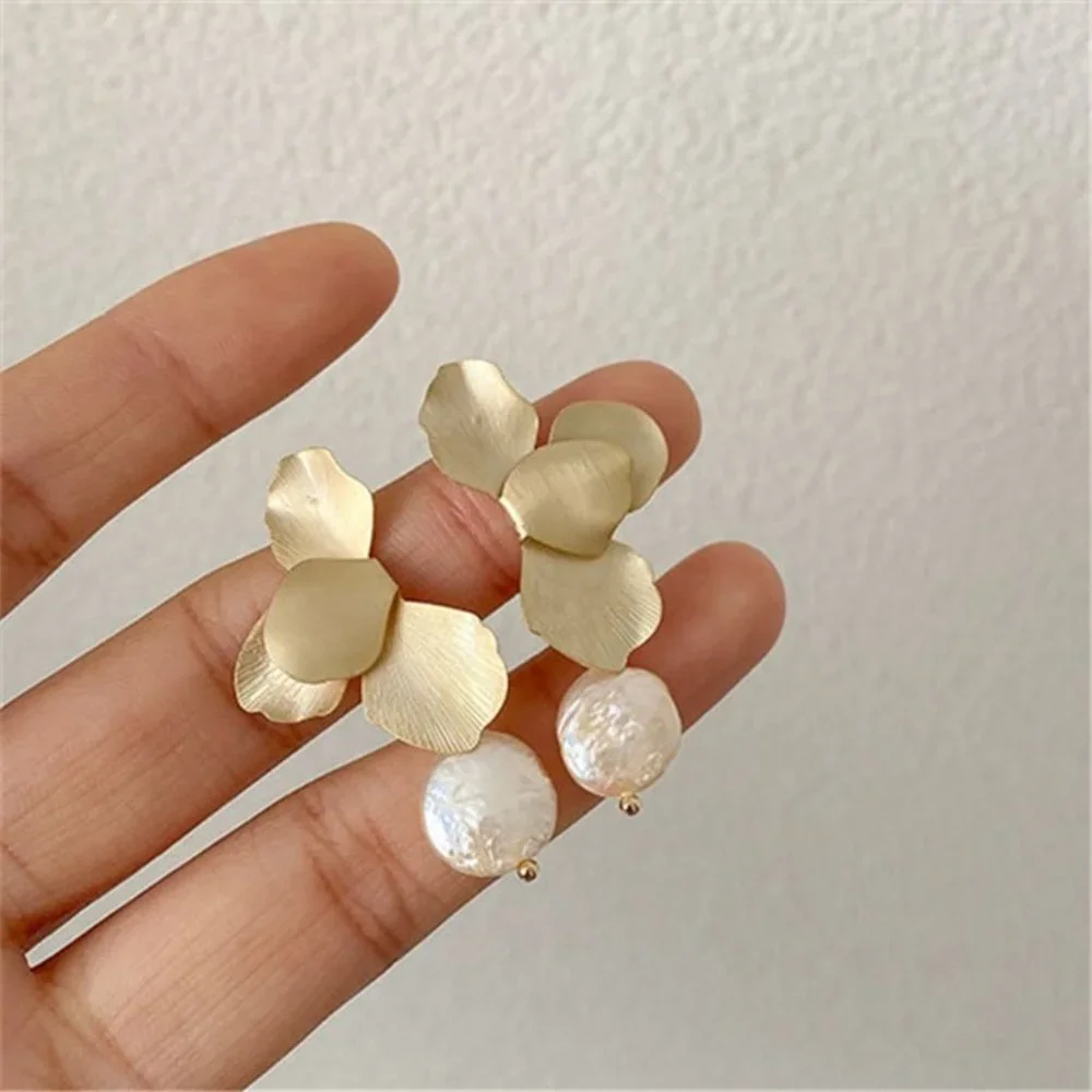 Irregular Retro Metal Petal Pearl Pendant Earrings - Picture 6 of 6